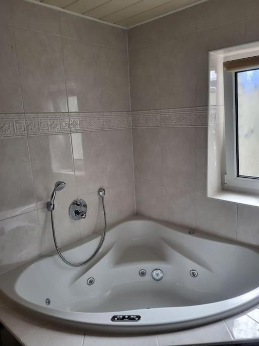 Schoene Unterkunft Mit Whirpool Nahe Phantasialand Apartment Weilerswist Екстериор снимка